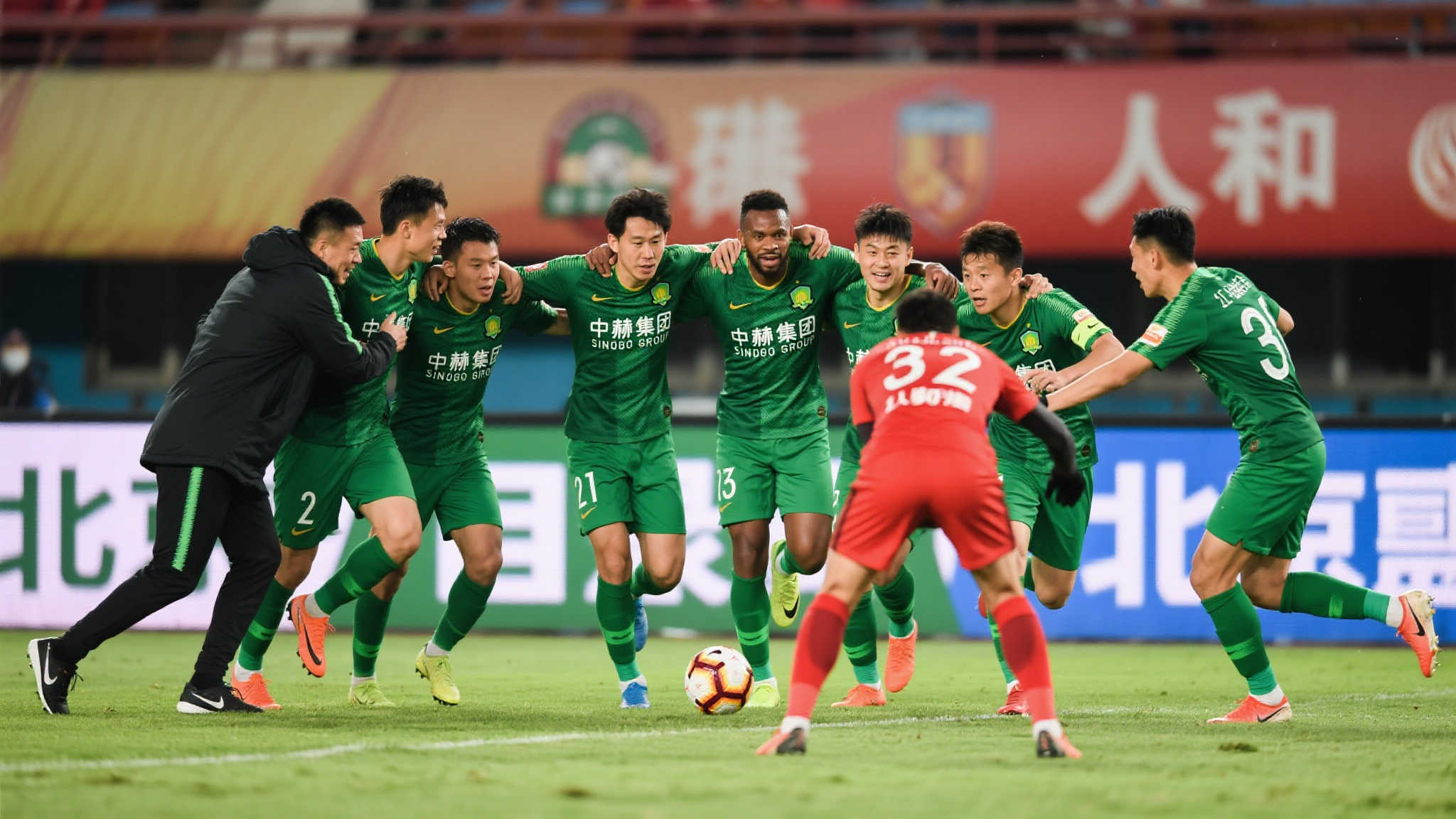 人和：团队凝聚力成制胜法宝
如果说天时和地利是外